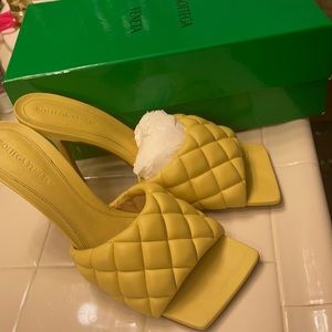 Yellow Bottega Veneta padded sandals.